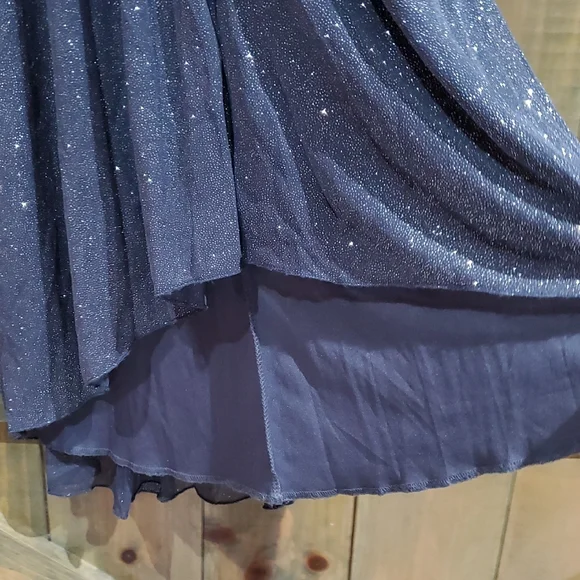 Elegant Gray Sleeveless Dress - Picture 4 of 9